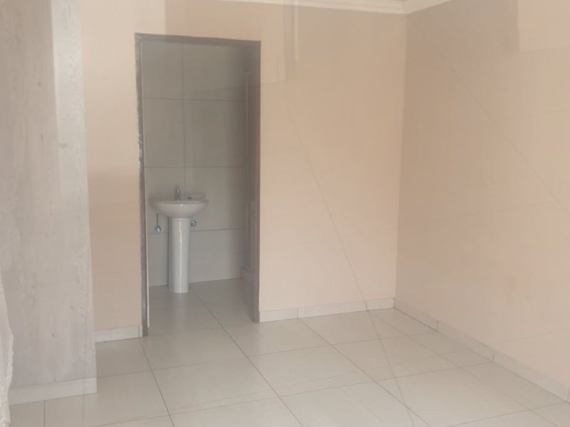 Bachelor units available - Rhodesfield - Photo 4