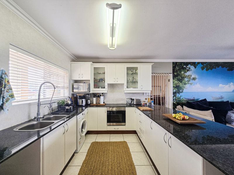 Modern And Newly Renovated Apartment With Breathtaking Sea Views - Photo 9