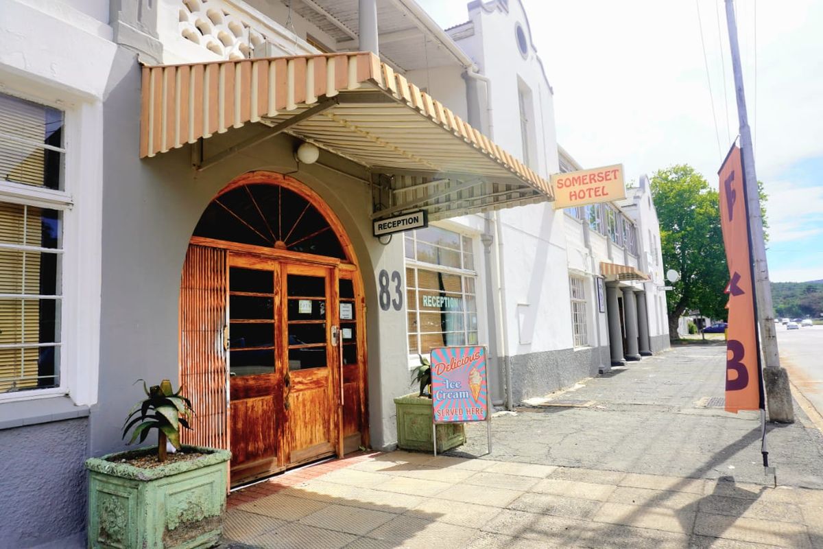 Fully Furnished Hotel for Sale in Somerset East – Prime Location with Mountain and Street-Front Exposure - Photo 3