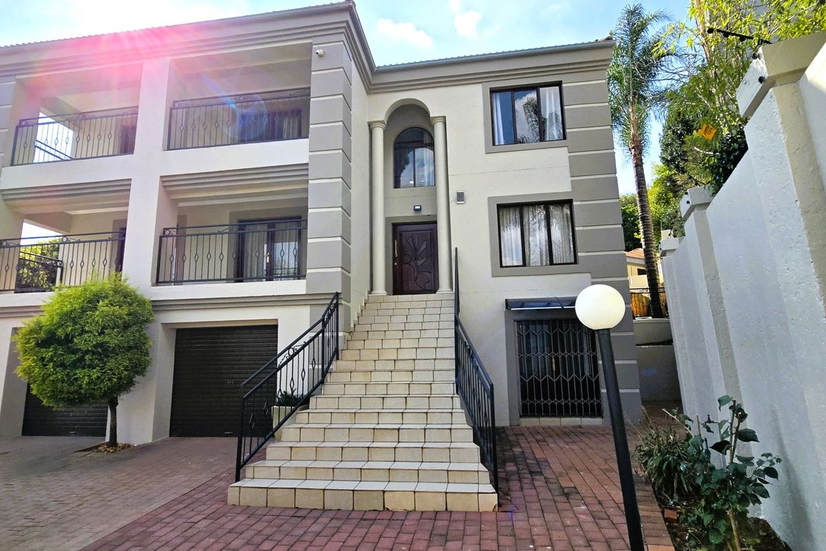 Luxurious Fully Furnished 5-Bedroom Family Home To Rent in Faerie Glen, Pretoria - Photo 2