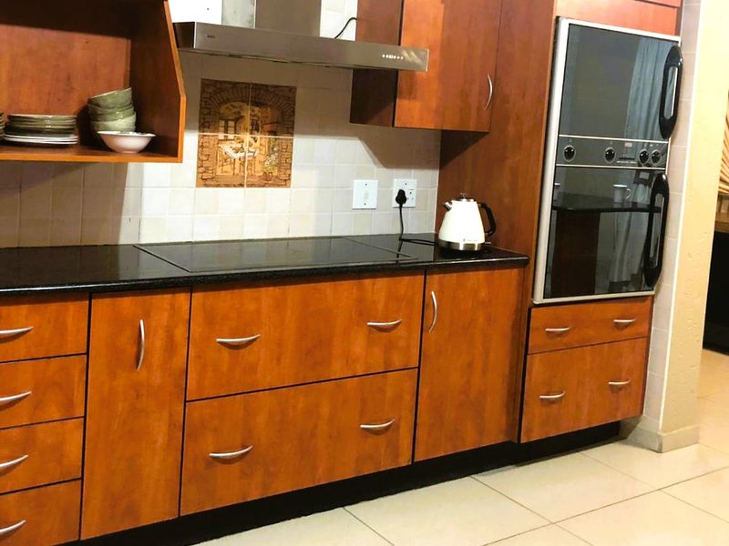 Luxurious Fully Furnished 5-Bedroom Family Home To Rent in Faerie Glen, Pretoria - Photo 10