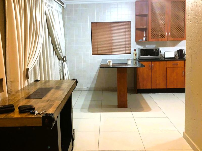 Luxurious Fully Furnished 5-Bedroom Family Home To Rent in Faerie Glen, Pretoria - Photo 9