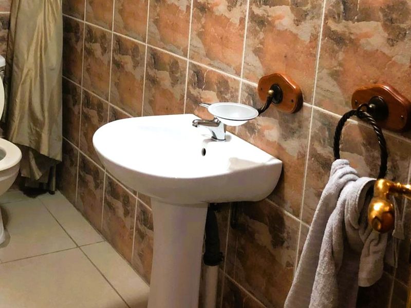 Luxurious Fully Furnished 5-Bedroom Family Home To Rent in Faerie Glen, Pretoria - Photo 6