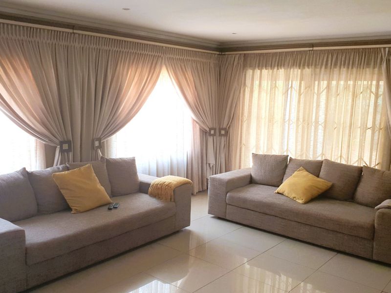 Luxurious Fully Furnished 5-Bedroom Family Home To Rent in Faerie Glen, Pretoria - Photo 4