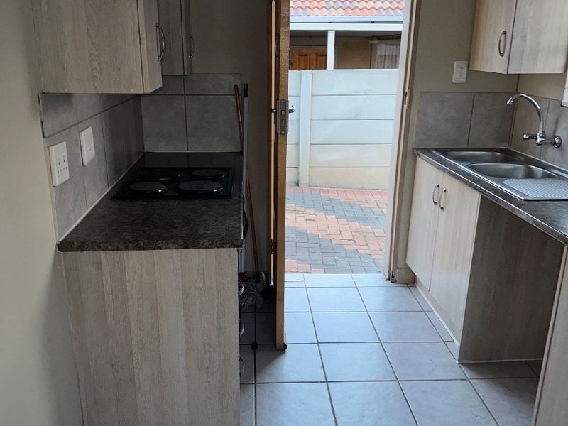 Beautiful 3 Bedroom’s With 2 Bathroom’s House for Rent in Leopard Rest.  - Photo 3