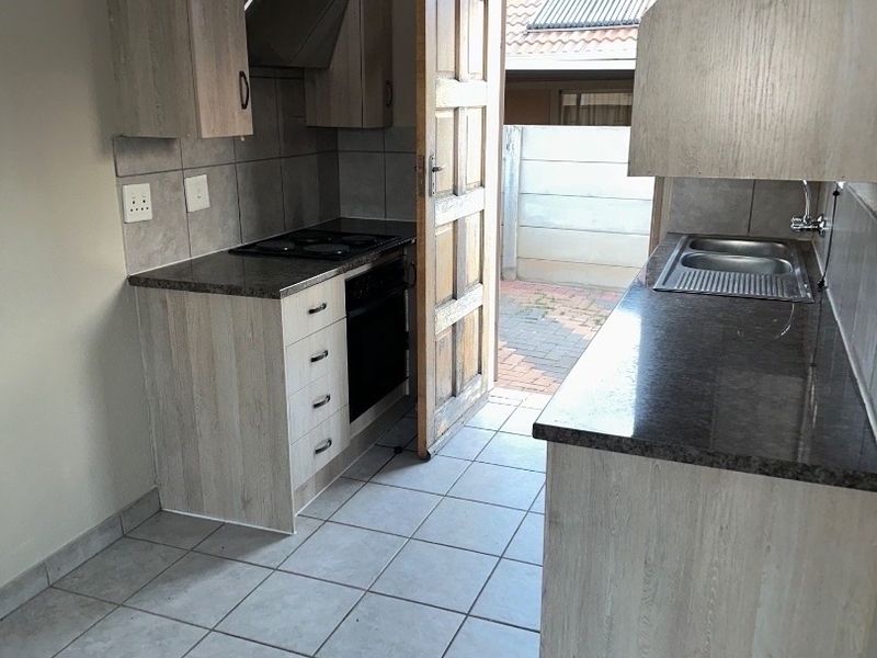 Beautiful 3 Bedroom’s With 2 Bathroom’s House for Rent in Leopard Rest.  - Photo 4