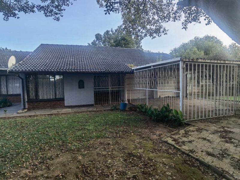 Modern and Well-Maintained 3-Bedroom Family home in Modder East - Photo 2