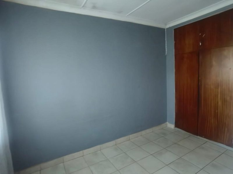 Modern and Well-Maintained 3-Bedroom Family home in Modder East - Photo 10