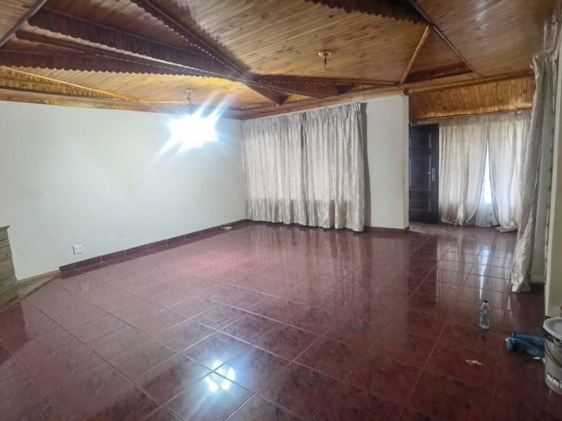 Modern and Well-Maintained 3-Bedroom Family home in Modder East - Photo 9