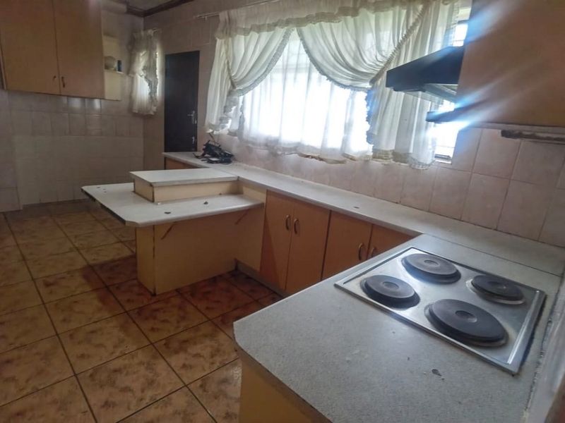 Modern and Well-Maintained 3-Bedroom Family home in Modder East - Photo 6
