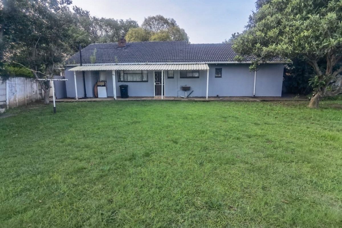 Modern and Well-Maintained 3-Bedroom Family home in Modder East - Photo 3