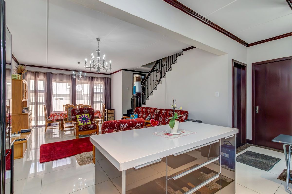 Modern 3 bedroom house in Fourways. - Photo 5