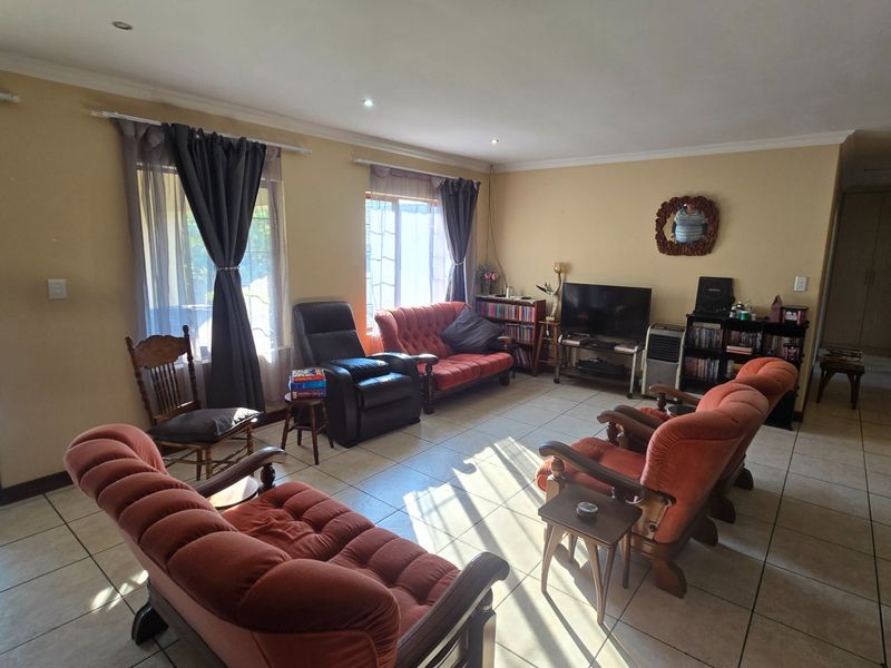 Chic 3 Bed Home in Thatchfield Estate - Photo 4