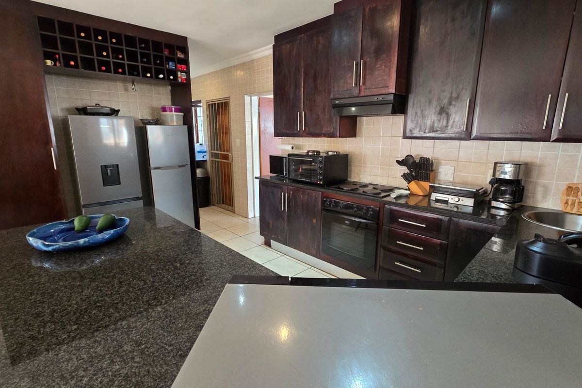 Chic 3 Bed Home in Thatchfield Estate - Photo 3