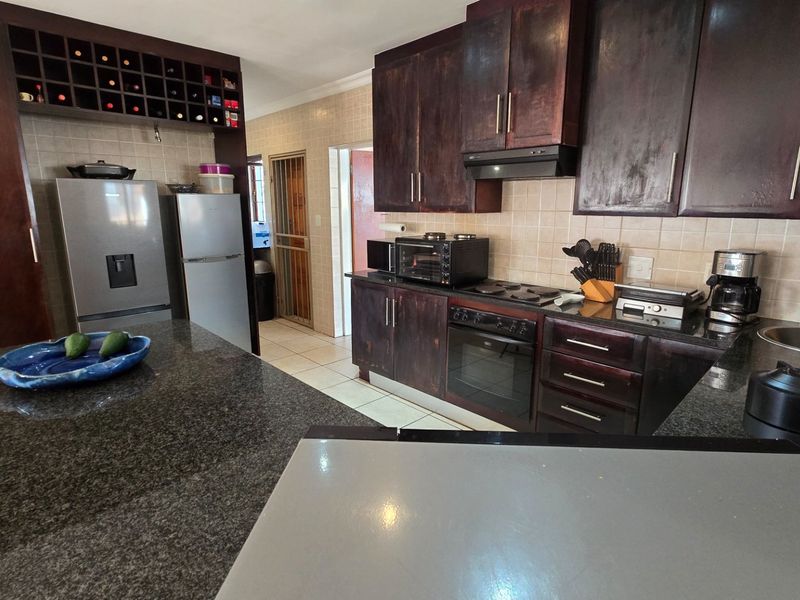 Chic 3 Bed Home in Thatchfield Estate - Photo 3