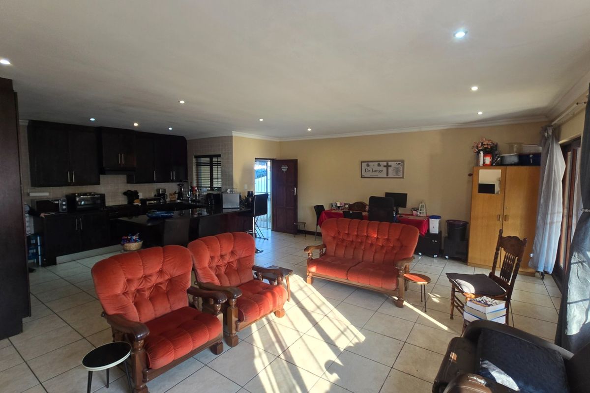 Chic 3 Bed Home in Thatchfield Estate - Photo 5
