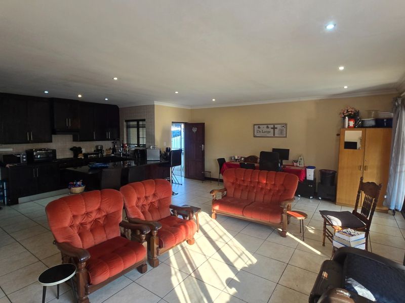 Chic 3 Bed Home in Thatchfield Estate - Photo 5