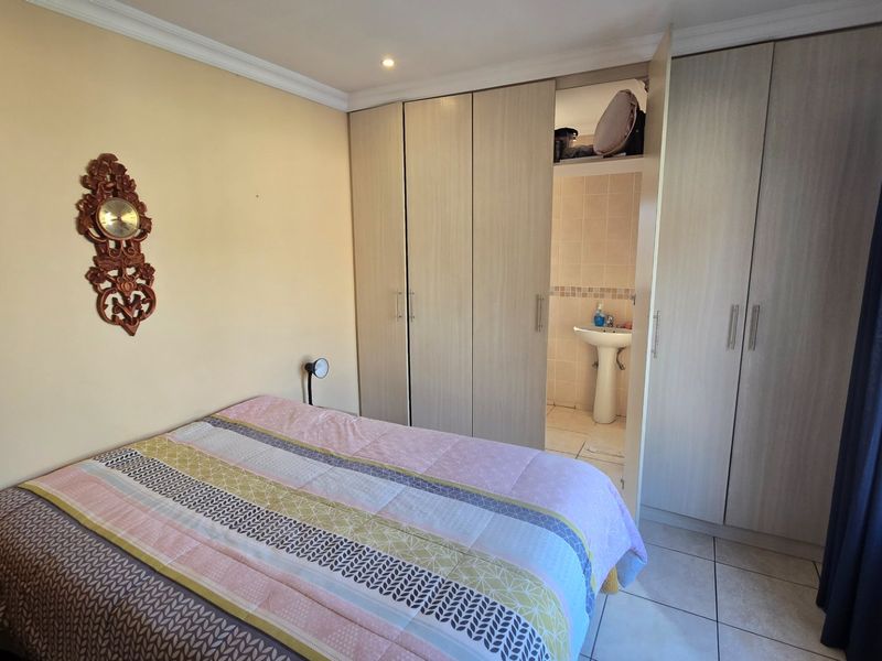 Chic 3 Bed Home in Thatchfield Estate - Photo 10