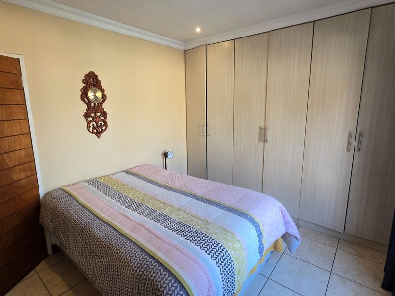 Chic 3 Bed Home in Thatchfield Estate - Photo 9