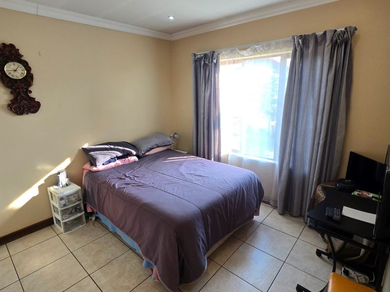 Chic 3 Bed Home in Thatchfield Estate - Photo 8