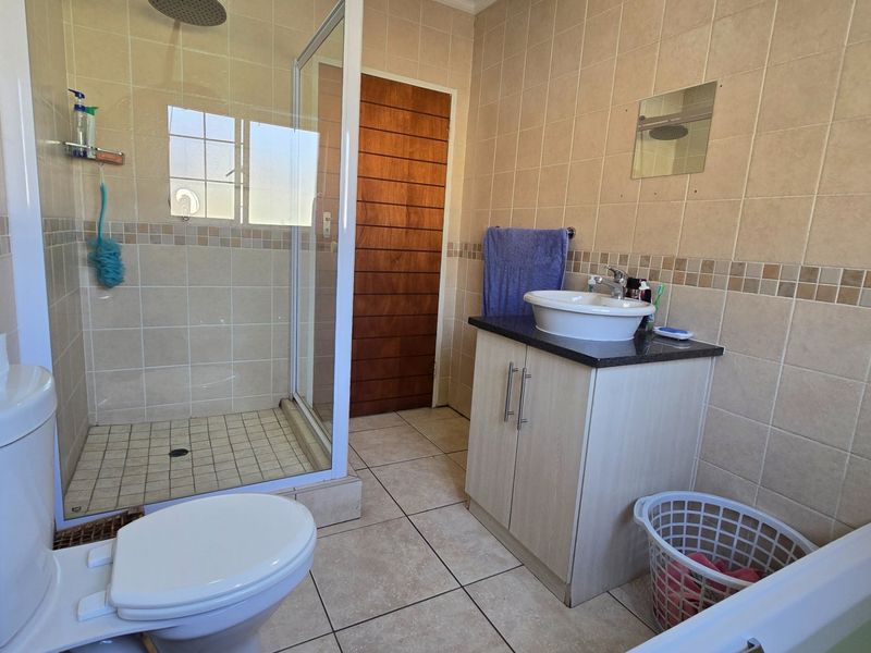 Chic 3 Bed Home in Thatchfield Estate - Photo 7
