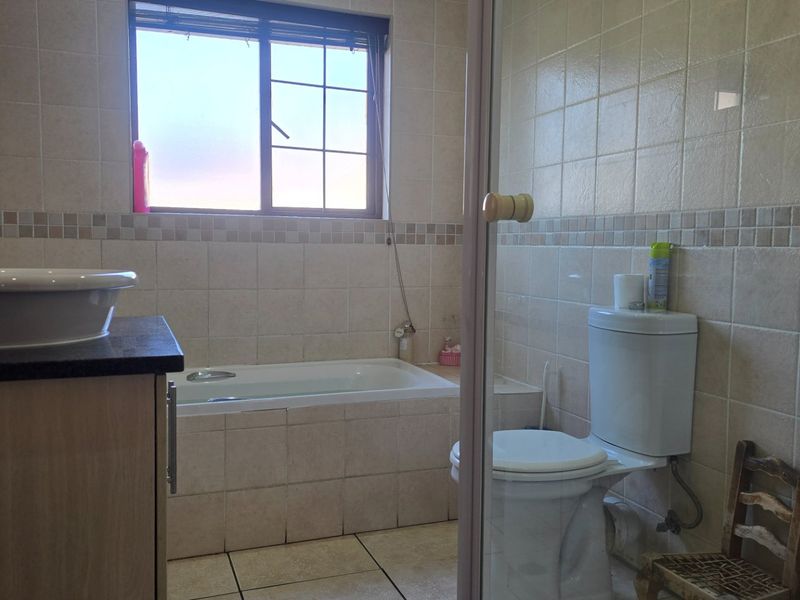 Chic 3 Bed Home in Thatchfield Estate - Photo 6