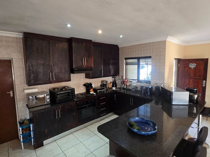 Chic 3 Bed Home in Thatchfield Estate - Photo 2