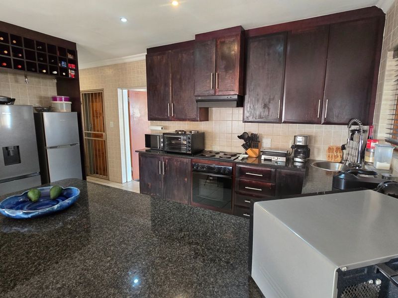 Chic 3 Bed Home in Thatchfield Estate - Photo 1