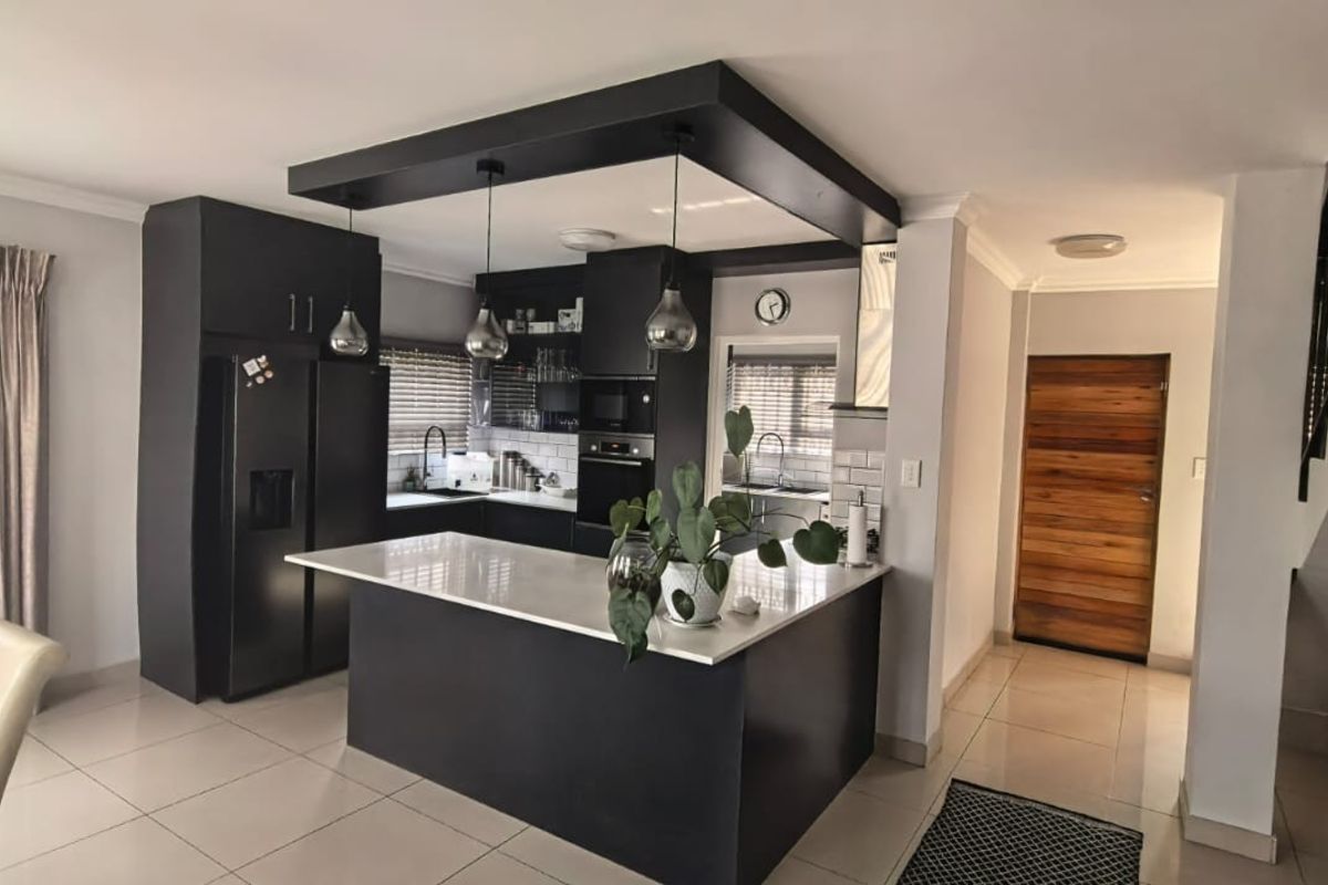 Elegant 3-Bedroom Family Home in a Secure Complex - Photo 3