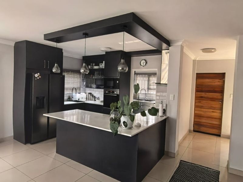 Elegant 3-Bedroom Family Home in a Secure Complex - Photo 3