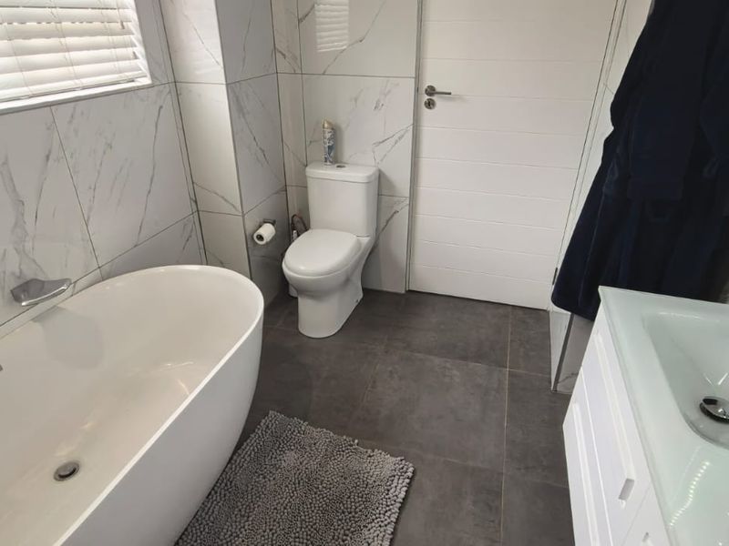 Elegant 3-Bedroom Family Home in a Secure Complex - Photo 5