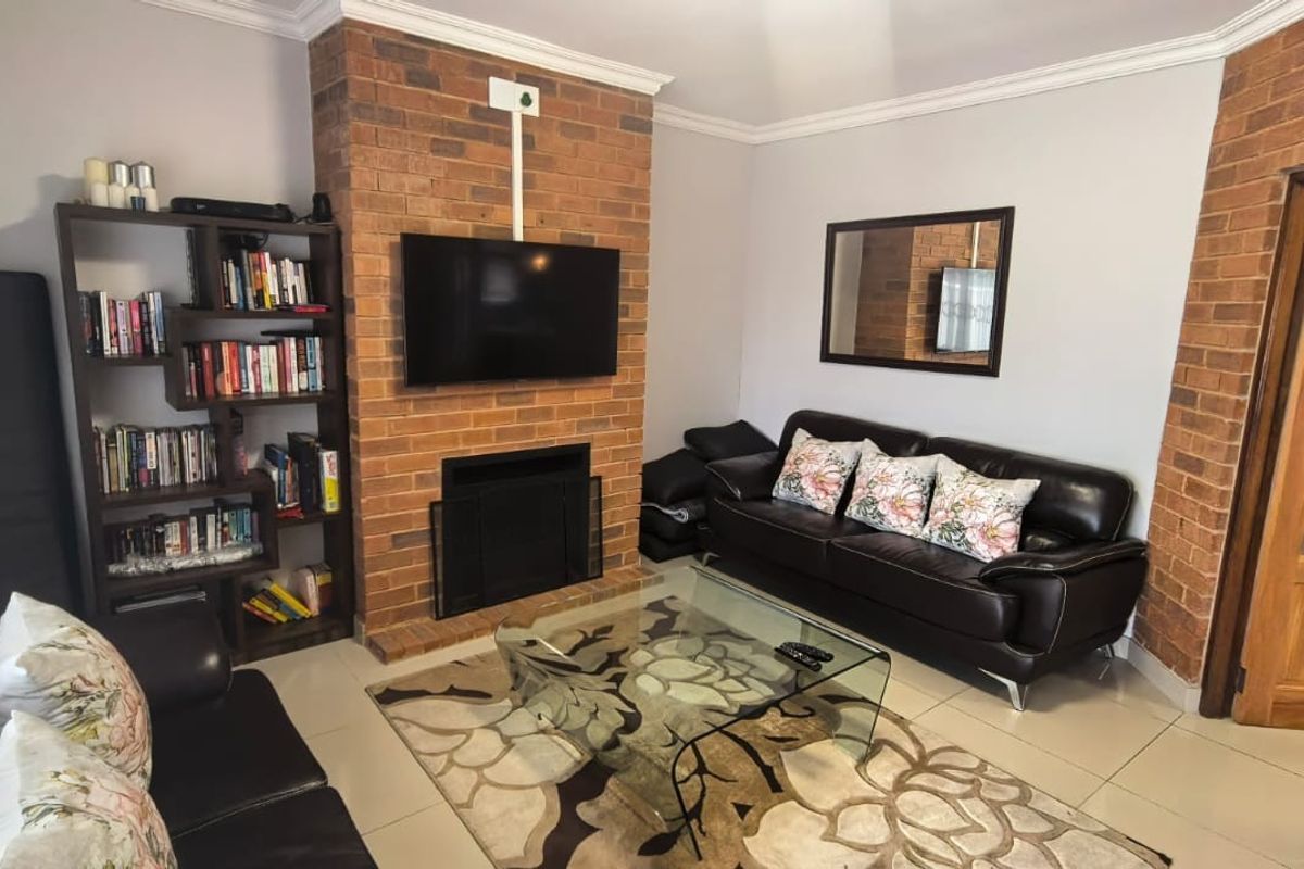 Elegant 3-Bedroom Family Home in a Secure Complex - Photo 2