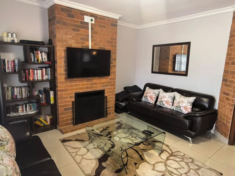 Elegant 3-Bedroom Family Home in a Secure Complex - Photo 2