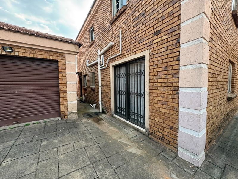 Spacious 3-Bedroom Duplex for Sale in Claremont - Photo 7