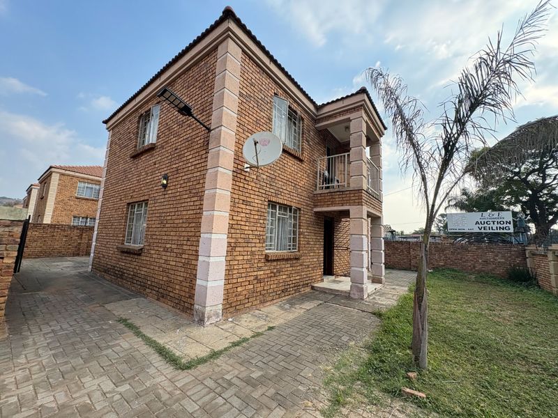 Spacious 3-Bedroom Duplex for Sale in Claremont - Photo 3