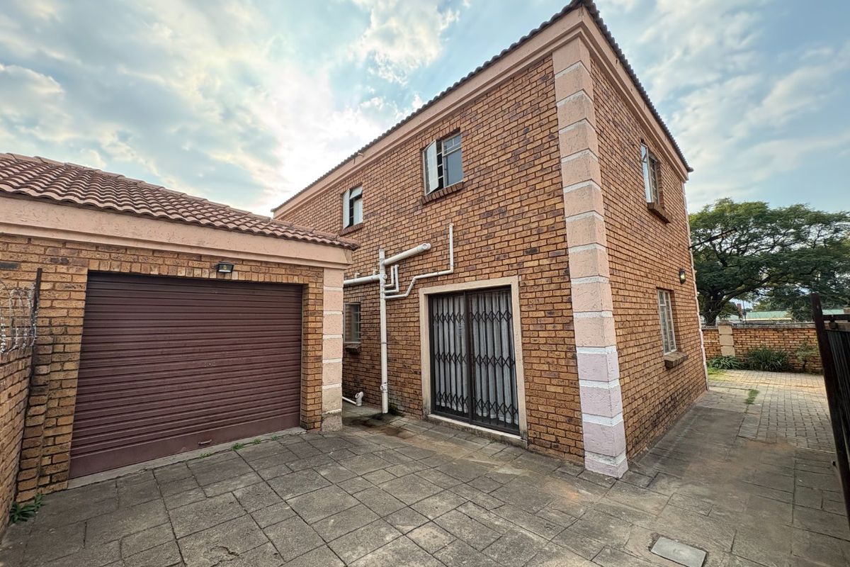 Spacious 3-Bedroom Duplex for Sale in Claremont - Photo 4