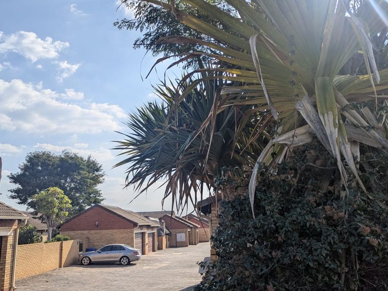 3 Bedroom Simplex for Sale, Equestria, Pretoria East  - Photo 4