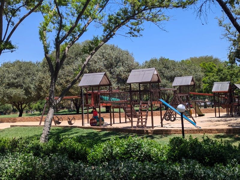 3 Bedroom Simplex for Sale, Equestria, Pretoria East  - Photo 7