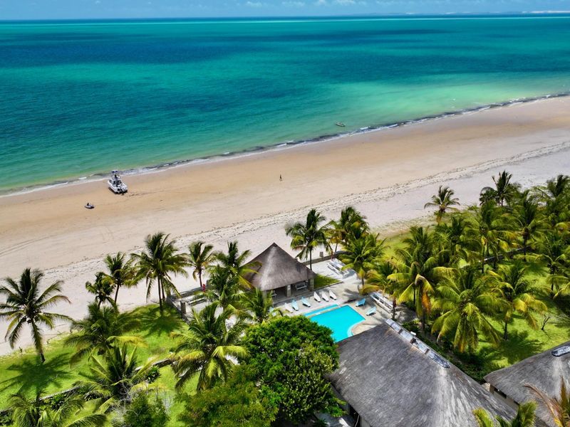 Truly sensational beachfront Lodge in Mozambique - Photo 1