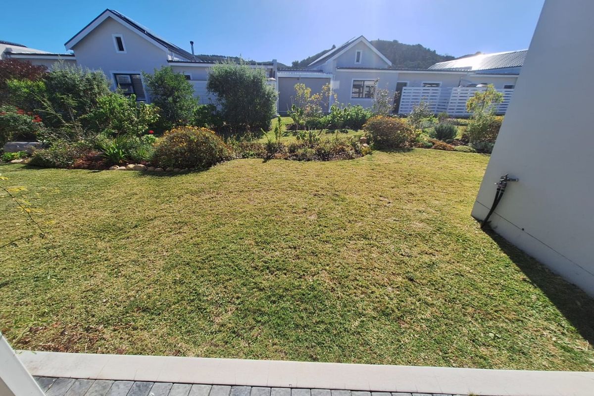 Spacious and Sunny 2 Bedroom, 2 Bathroom House - Photo 4