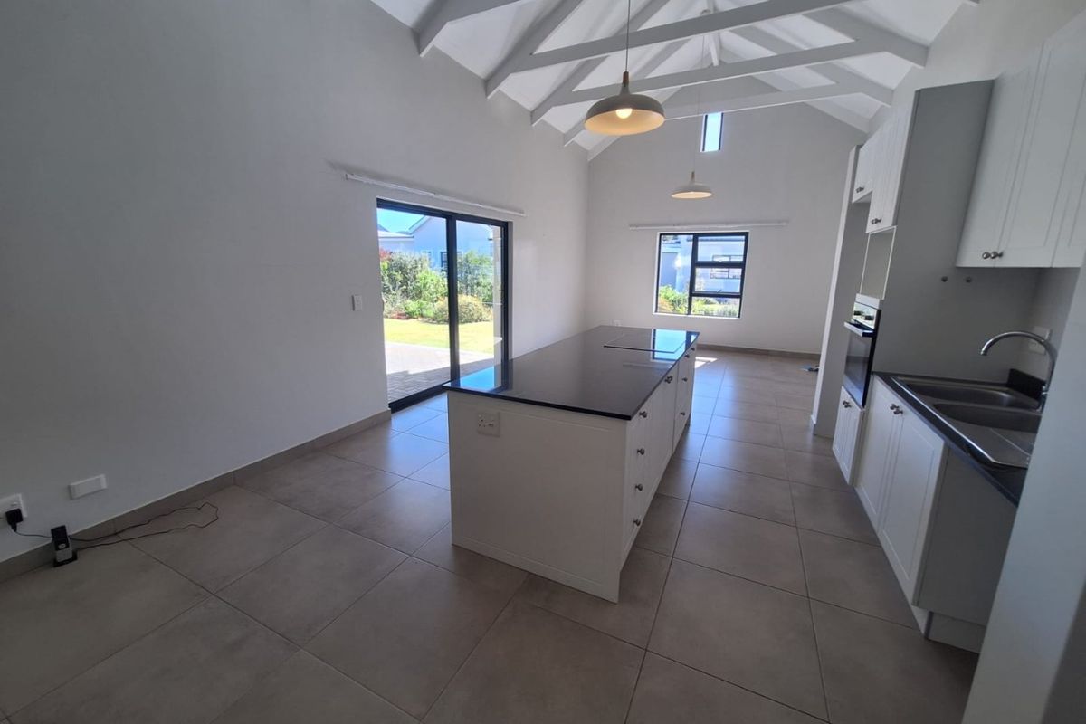 Spacious and Sunny 2 Bedroom, 2 Bathroom House - Photo 5