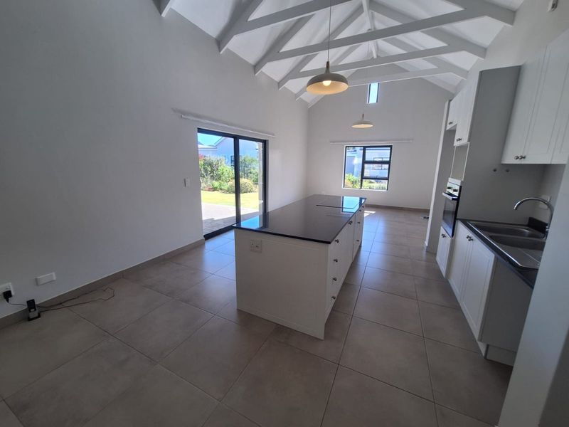 Spacious and Sunny 2 Bedroom, 2 Bathroom House - Photo 5