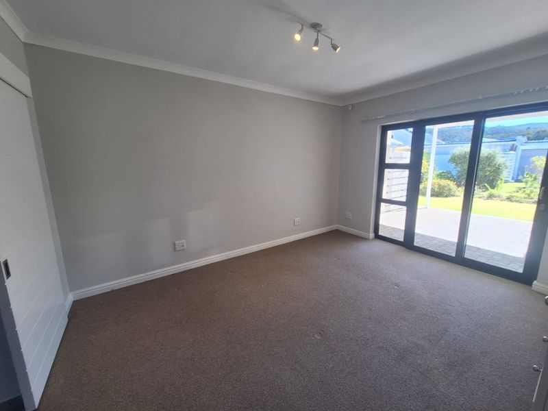 Spacious and Sunny 2 Bedroom, 2 Bathroom House - Photo 10