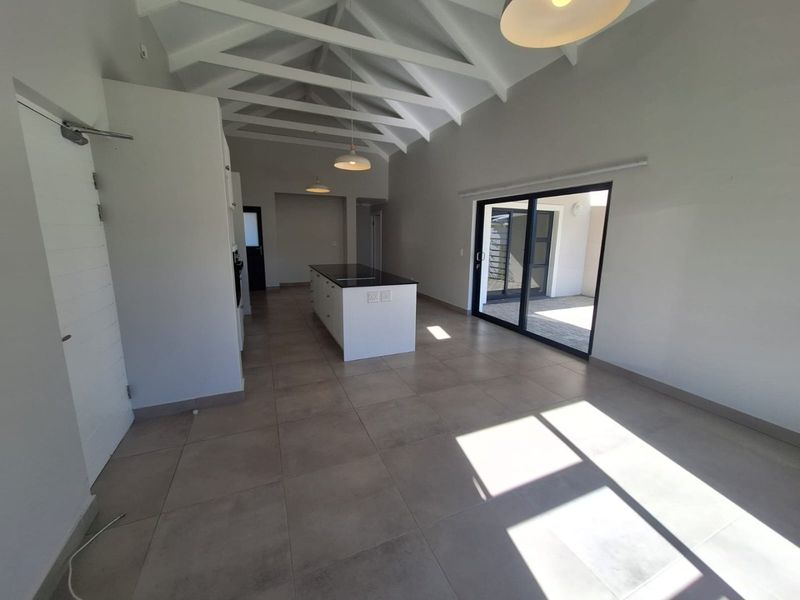 Spacious and Sunny 2 Bedroom, 2 Bathroom House - Photo 9