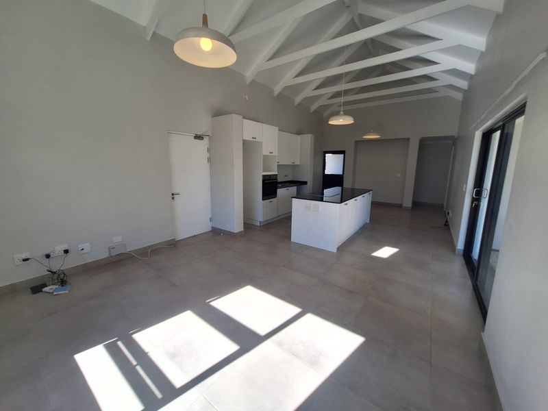 Spacious and Sunny 2 Bedroom, 2 Bathroom House - Photo 8