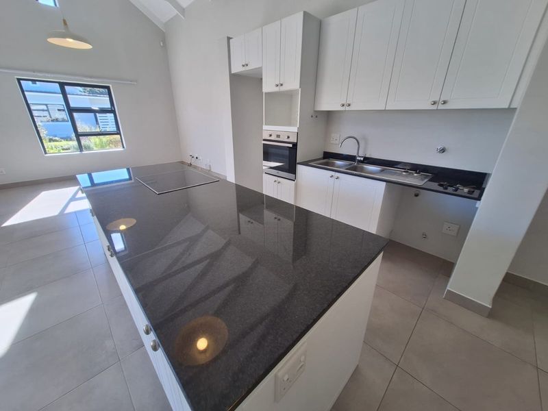 Spacious and Sunny 2 Bedroom, 2 Bathroom House - Photo 7