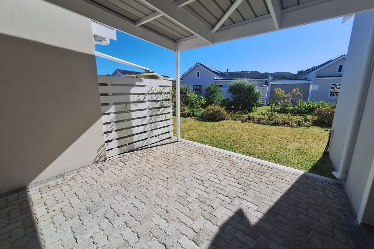 Spacious and Sunny 2 Bedroom, 2 Bathroom House - Photo 3