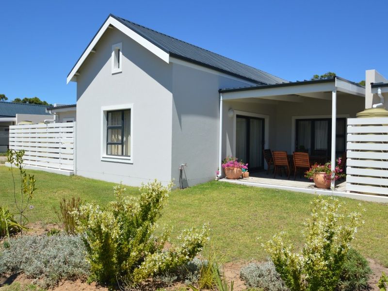 Spacious and Sunny 2 Bedroom, 2 Bathroom House - Photo 1