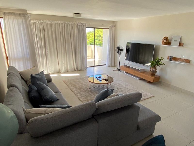 Spacious & Sunny 4-Bedroom Retreat with Panoramic Mountain Views - Photo 5