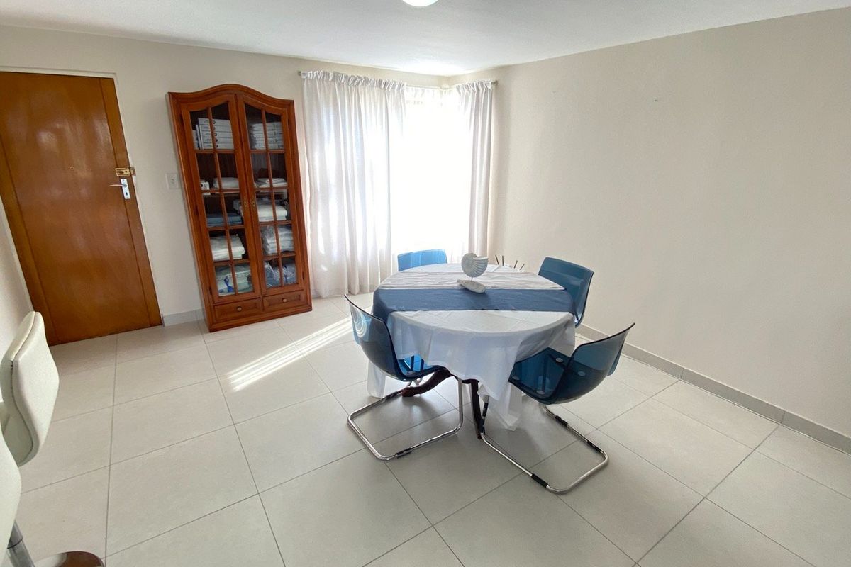 Spacious & Sunny 4-Bedroom Retreat with Panoramic Mountain Views - Photo 4